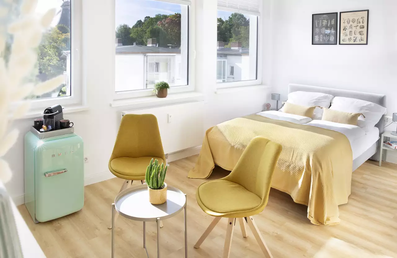 Louis und Louise Single Room Apartment mit Bett, Stühlen und Kühlschrank