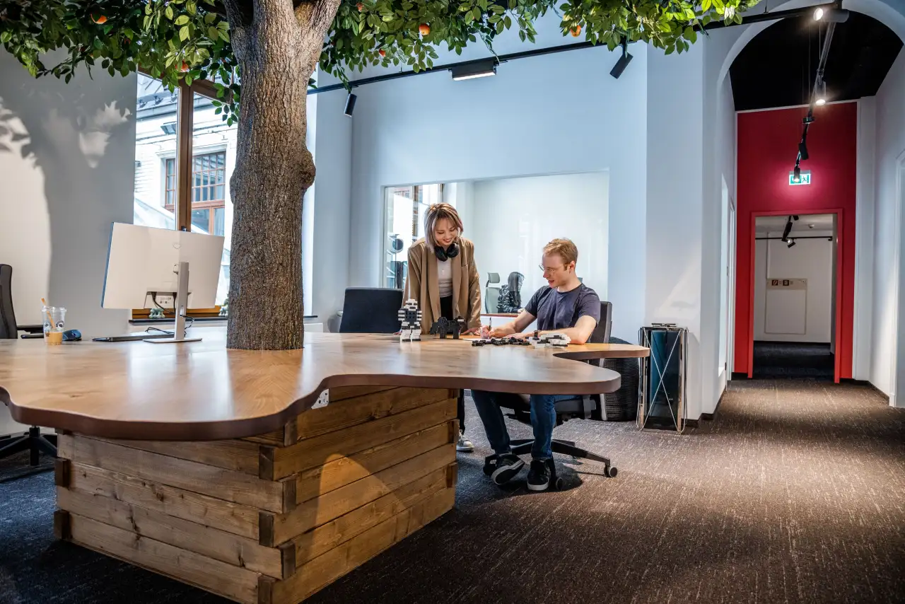 stefes services Arbeitspätze im begrünten Ambiente unter Baeumen