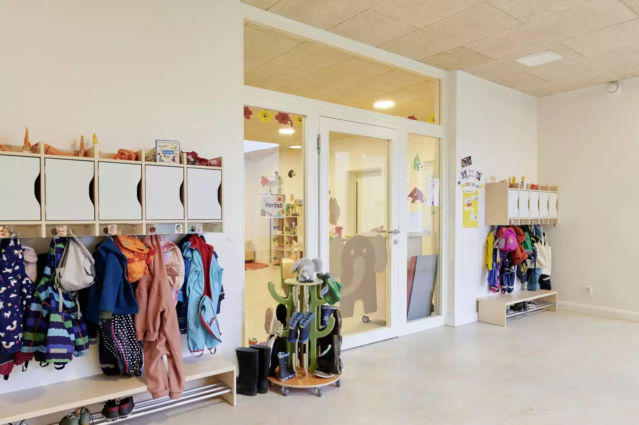 stefes bau Flur einer Kindertagesstätte in historischem ehemaligen Industriegebaeude