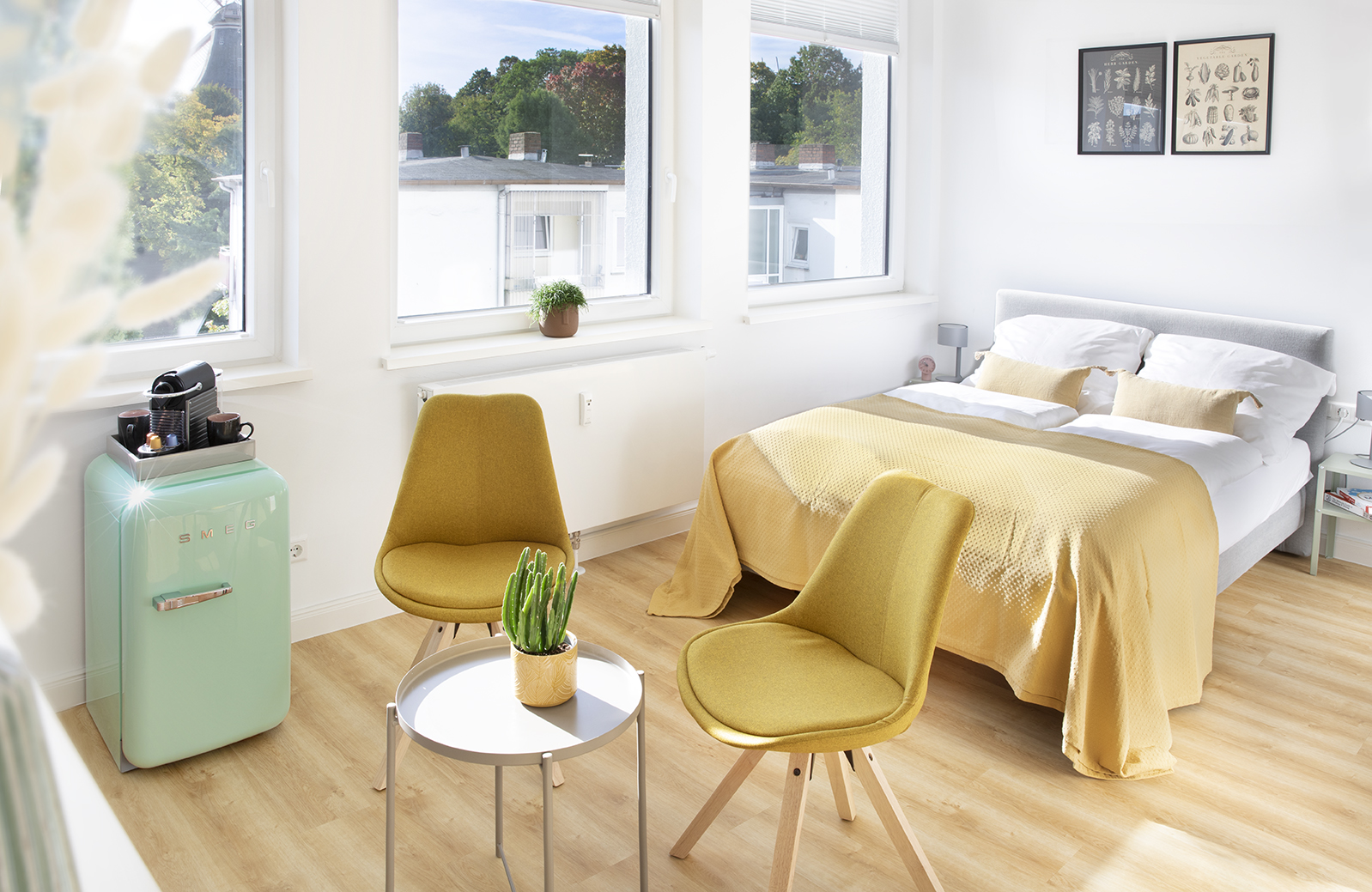 Louis und Louise Single Room Apartment mit Bett, St&uuml;hlen und K&uuml;hlschrank