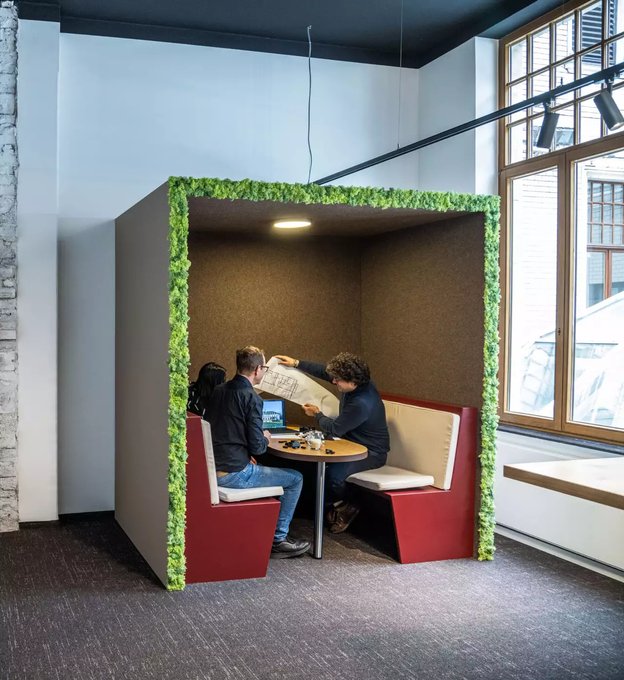 Besprechungsbox in innovativer Arbeitsumgebung