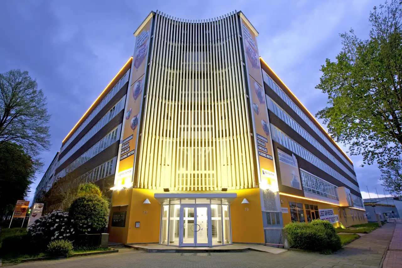 stauraum Selfstorage Gebaeude Bremen Stresemannstr. Aussenansicht bei Nacht
