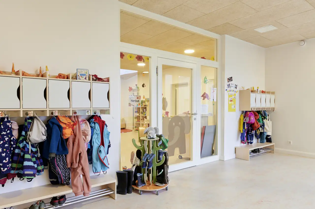 stefes bau Flur einer Kindertagesstätte in historischem ehemaligen Industriegebaeude