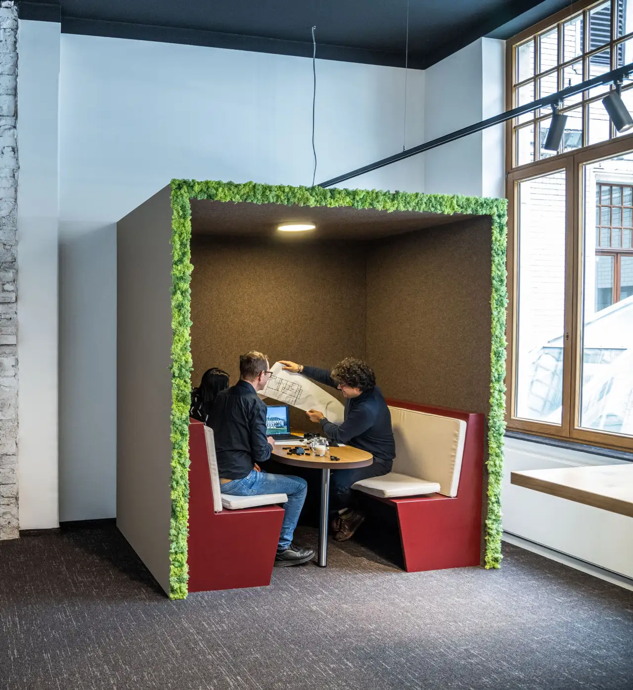 Besprechungsbox in innovativer Arbeitsumgebung